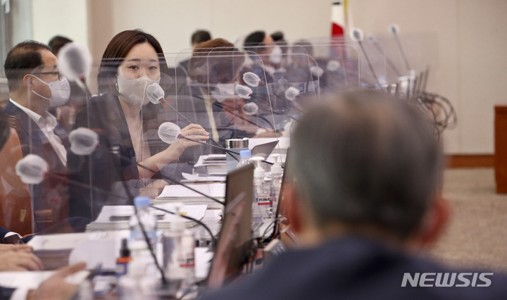 [서울=뉴시스]최진석 기자 = 더불어민주당 이소영 의원이 12일 서울 여의도 국회에서 열린 산업통상자원중소벤처기업위원회의 한국전력공사,한국수력원자력 등 국정감사에서 정재훈 한국수력원자력 사장에게 질의하고 있다. (공동취재사진) 2021.10.12. photo@newsis.com