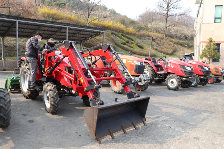 [영동=뉴시스] 조성현 기자 = 영동군 농기계 임대 모습. (사진=영동군 제공) 2021.10.13. photo@newsis.cocm *재판매 및 DB 금지