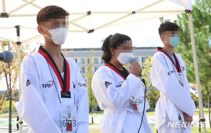 [진천=뉴시스] 강신욱 기자 = 아프가니스탄 특별기여자 자녀들이 13일 충북혁신도시 국가공무원인재개발원 진천본원 야외광장에서 진행된 2차 프레스 데이에서 기자들의 질문에 답하고 있다. 2021.10.13. ksw64@newsis.com