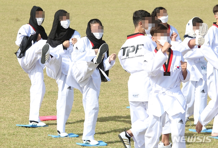 [진천=뉴시스] 강신욱 기자 = 아프가니스탄 특별기여자 자녀들이 13일 충북혁신도시 국가공무원인재개발원 진천본원 운동장에서 태권도를 배우고 있다. 2021.10.13. ksw64@newsis.com