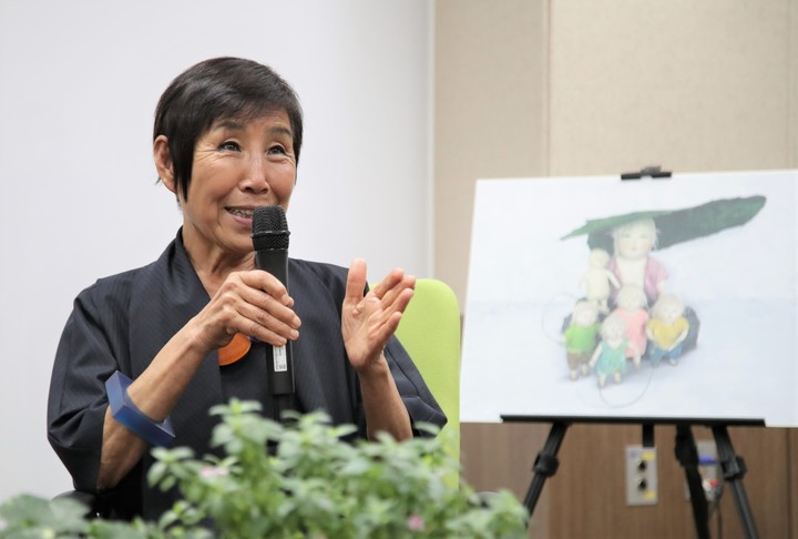 [제천=뉴시스] 이병찬 기자 = 충북 제천을 방문한 재독 예술인 김영희 닥종이 작가가 12일 의림지역사박물관에서 열린 팬미팅에서 인사말을 하고 있다.(사진=제천시 제공) 2021.10.13. photo@newsis.com *재판매 및 DB 금지