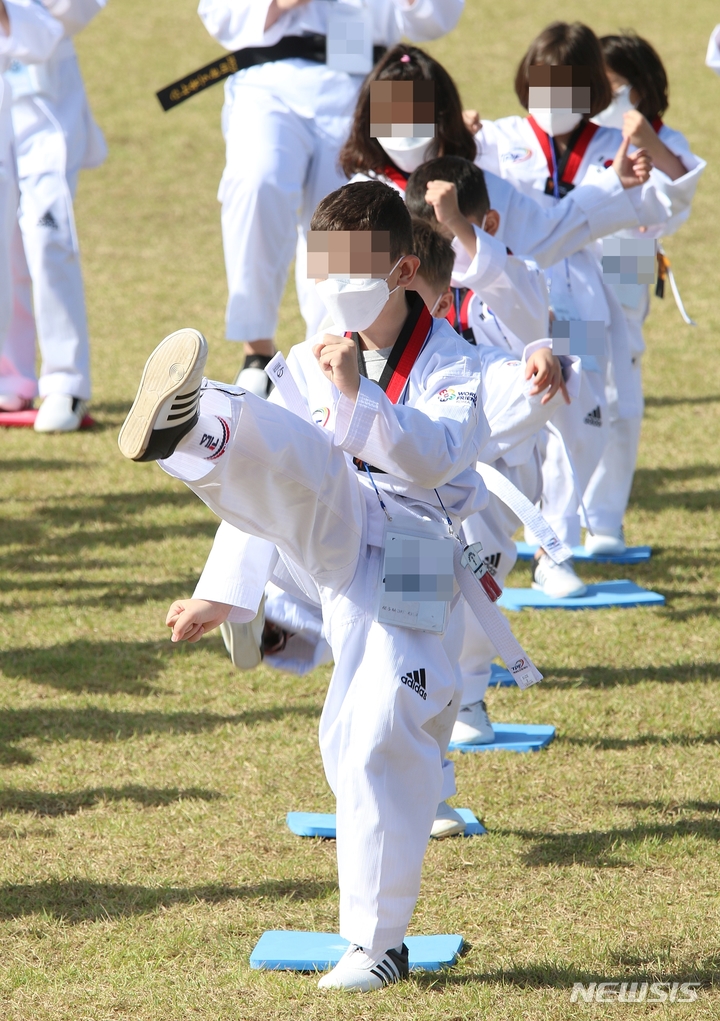 [진천=뉴시스] 강신욱 기자 = 아프가니스탄 특별기여자 자녀들이 13일 충북혁신도시 국가공무원인재개발원 진천본원에서 태권도를 배우고 있다. 2021.10.13. ksw64@newsis.com 