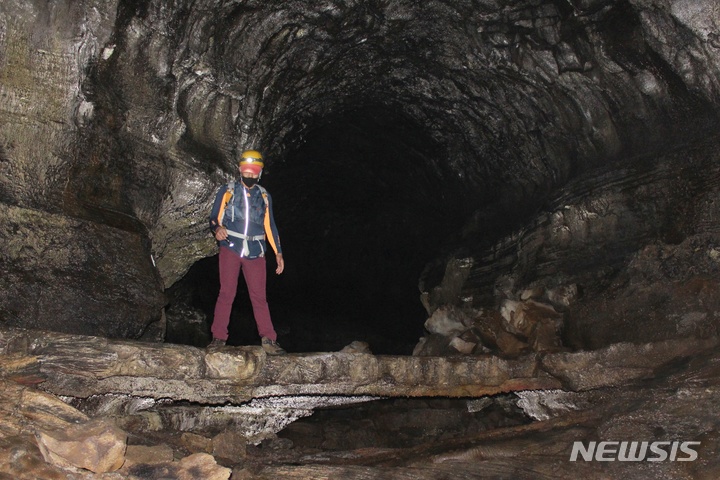 [제주=뉴시스] 양영전 기자 = 제주에서 2021 세계유산축전이 열리고 있는 가운데 축제 관계자와 취재진으로 구성된 특별탐험대가 13일 오전 제주시 구좌읍 만장굴 비공개 구간을 살펴보고 있다. 사진은 용암이 흐르면서 형성된 다리에 올라선 모습. 2021.10.13. 0jeoni@newsis.com