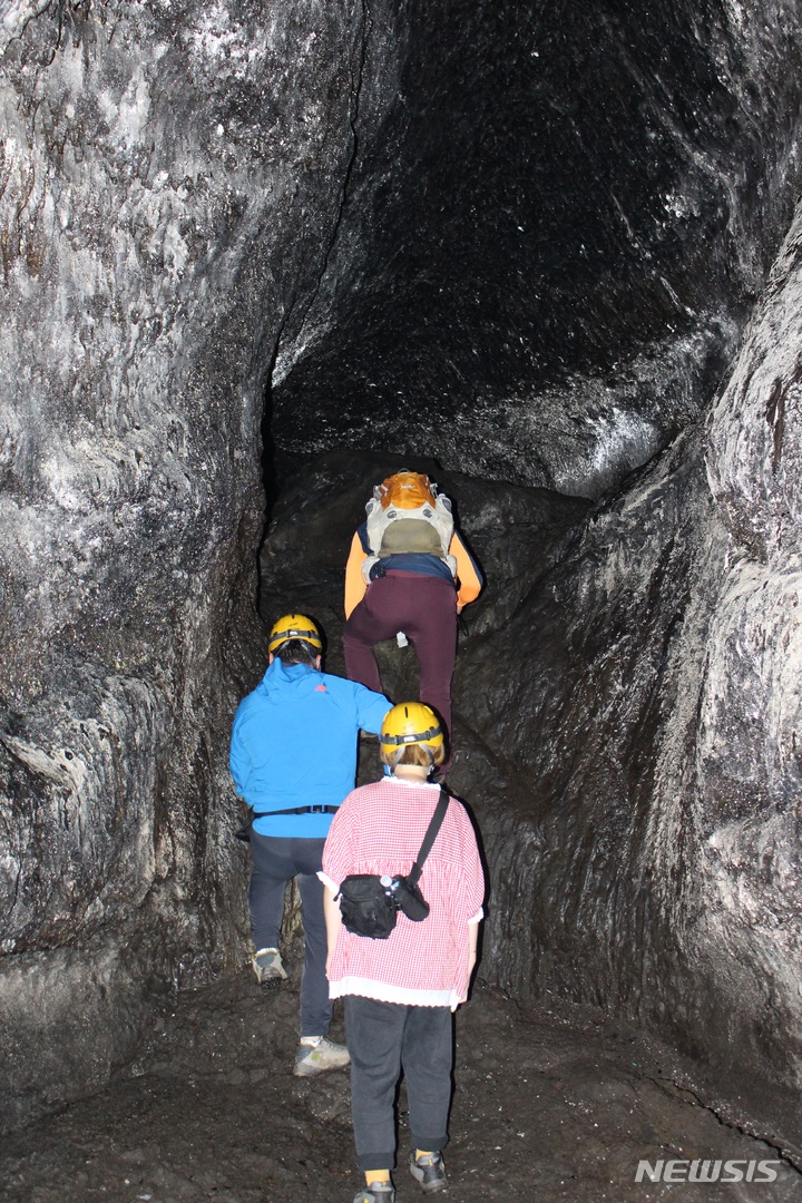 [제주=뉴시스] 양영전 기자 = 제주에서 2021 세계유산축전이 열리고 있는 가운데 축제 관계자와 취재진으로 구성된 특별탐험대가 13일 오전 제주시 구좌읍 김녕굴 비공개 구간에 형성된 '용암 폭포' 구간을 오르고 있다. 2021.10.13. 0jeoni@newsis.com