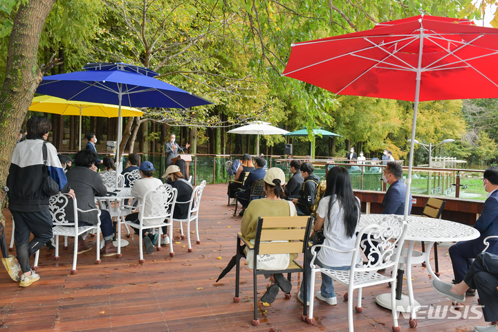 [창원=뉴시스] 홍정명 기자= 국립 창원대학교 학생생활관 앞 '청운지' 연못 일원에 만든 야외 스터디 카페(Study-Cafe) '청운마루'.(사진=창원대학교 제공) 2021.10.13. photo@newsis.com