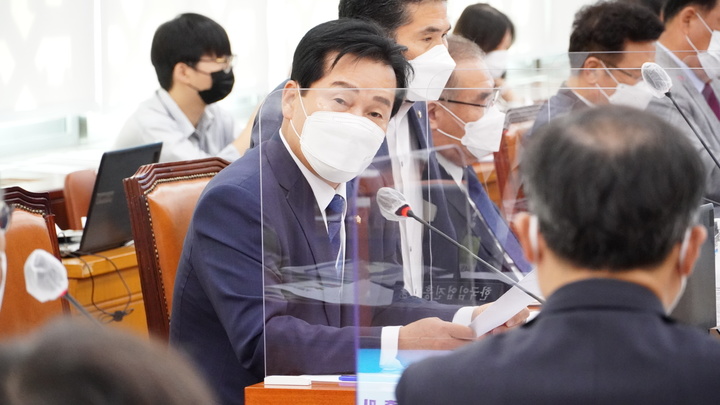 국감장에서 질문하는 주철현 의원. *재판매 및 DB 금지