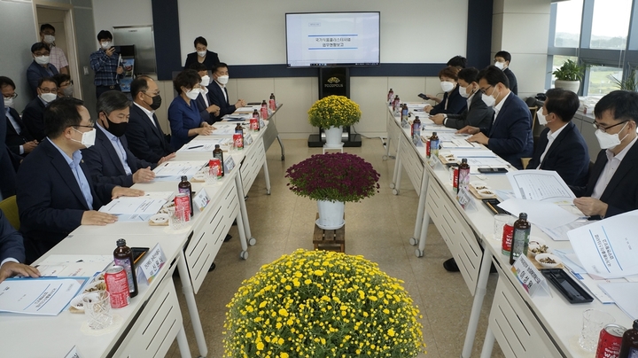 [익산=뉴시스] 강명수 기자 = 13일 정헌율 전북 익산시장이 기획재정부 최상대 예산실장 등이 국가식품클러스터를 방문한 자리에서 지역발전을 위한 국가식품클러스터 2단계 조성 필요성을 강조하고 있다. (사진 =익산시 제공) 2021.10.13. photo@newsis.com *재판매 및 DB 금지