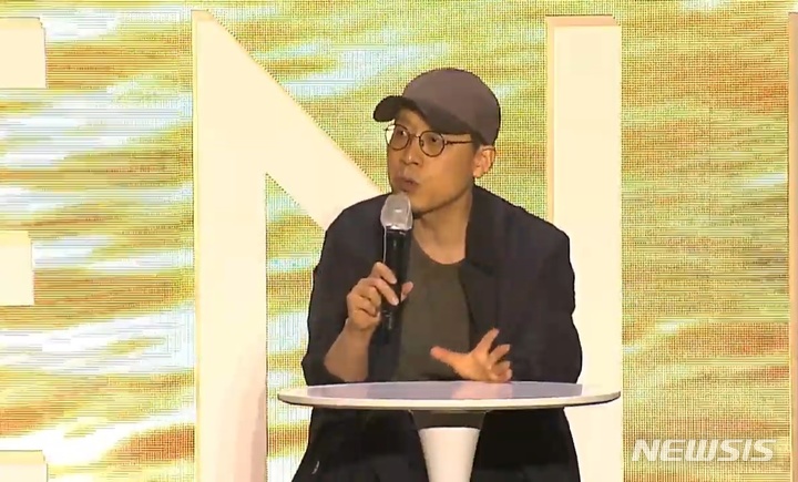 [서울=뉴시스]'킹덤'을 연출한 김성훈 감독이 13일 열린 제26회 부산국제영화제 오픈토크에서 말하고 있다. (사진=부산국제영화제 유튜브 영상 캡처) 2021.10.13. photo@newsis.com