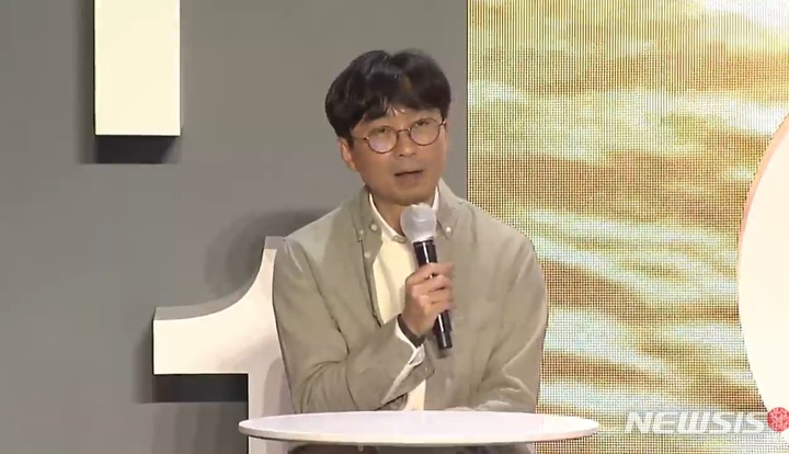 [서울=뉴시스]장항준 감독이 13일 열린 제26회 부산국제영화제 오픈토크에서 말하고 있다. (사진=부산국제영화제 유튜브 영상 캡처) 2021.10.13. photo@newsis.com 