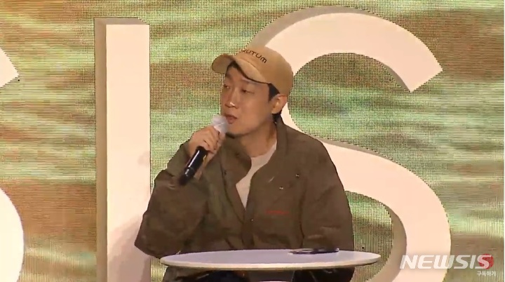 [서울=뉴시스]넷플릭스 드라마 'D.P.'를 연출한 한준희 감독이 13일 열린 제26회 부산국제영화제 오픈토크에서 말하고 있다. (사진=부산국제영화제 유튜브 영상 캡처) 2021.10.13. photo@newsis.com 