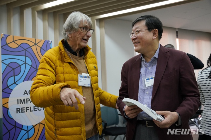 [서울=뉴시스] 래리 라이퍼 스탠퍼드대학교 교수와 대화하는 허태수 GS그룹 회장 (사진=GS그룹 제공)