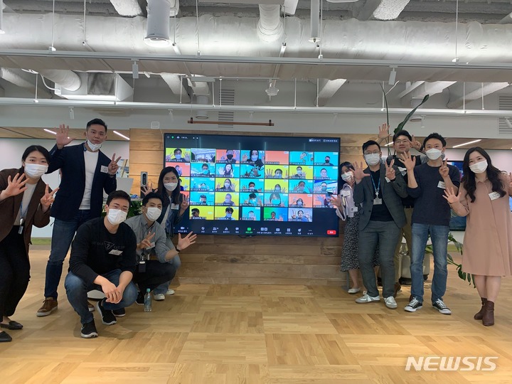 [서울=뉴시스] GS그룹 오픈 이노베이션 커뮤니티 '52g' 프로그램 아이디어 발표회 후 기념촬영을 하는 모습. (사진=GS그룹 제공)