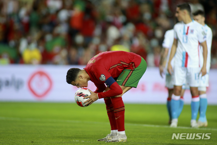 [파로=AP/뉴시스]크리스티아누 호날두가 페널티킥을 준비하고 있다. 2021.10.12.