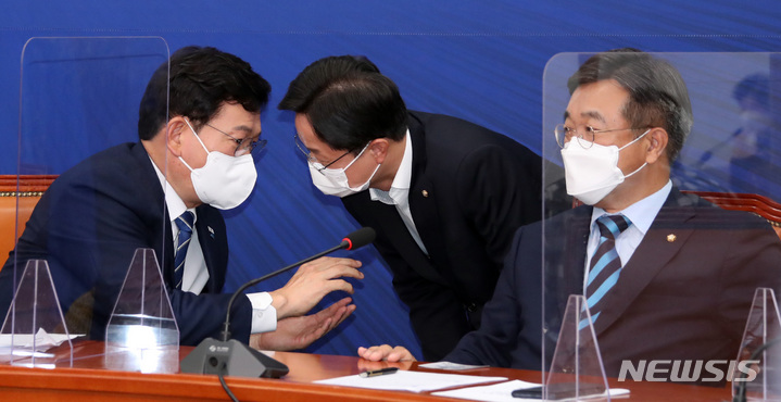 [서울=뉴시스] 최진석 기자 = 송영길(왼쪽) 더불어민주당 대표가 13일 국회에서 열린 최고위원회의에서 강병원 최고위원과 이야기하고 있다. (공동취재사진) 2021.10.13. photo@newsis.com