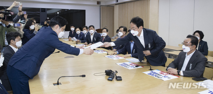 [수원=뉴시스] 전신 기자 = 국민의힘 김도읍 정책위의장 등 국회 정무·행안·국토교통위원회 소속 의원들이 13일 오전 2021년 국정감사에서 경기도와 성남시의 자료제출 비협조에 대한 항의로 경기도 수원 팔달구 경기도청을 방문해 오병권 행정1부지사에게 항의 서한을 전달하고 있다. (공동취재사진) 2021.10.13. photo@newsis.com