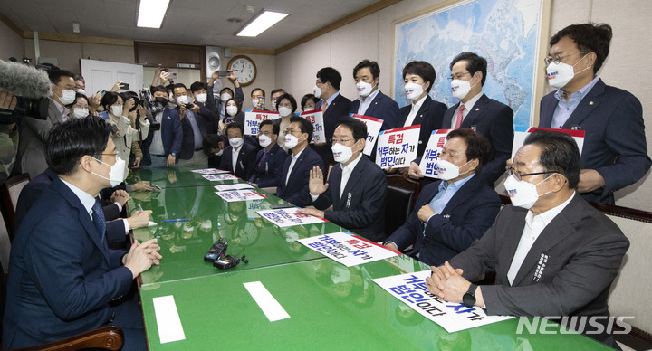 [수원=뉴시스] 전신 기자 = 국민의힘 김도읍 정책위의장 등 국회 정무·행안·국토교통위원회 소속 의원들이 13일 오전 2021년 국정감사에서 경기도와 성남시의 자료제출 비협조에 대한 항의로 경기도 수원 팔달구 경기도청을 방문해 오병권 행정1부지사와 대화하고 있다. (공동취재사진) 2021.10.13. photo@newsis.com