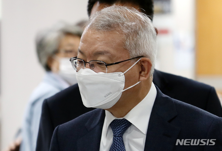 [서울=뉴시스] 조성우 기자 = 양승태 전 대법원장이 지난해 10월13일 서울 서초구 서울중앙지법에 출석하고 있다. 2021.10.13. xconfind@newsis.com