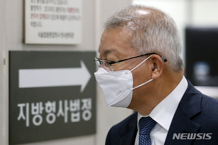 [서울=뉴시스] 조성우 기자 = 양승태 전 대법원장이 지난해 10월13일 오전 서울 서초구 서울중앙지법에서 열린 172차 공판에 출석하고 있다. 2021.10.13. xconfind@newsis.com