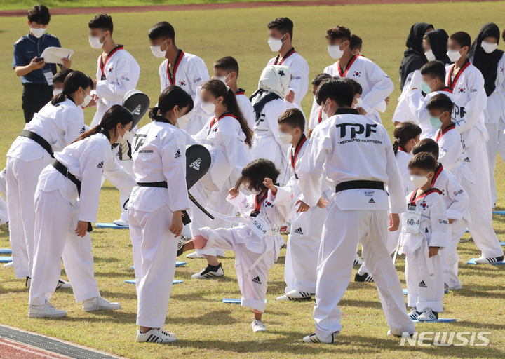 [진천=뉴시스] 사진공동취재단 = 지난13일 오전 충북 진천군 국가공무원 인재개발원 운동장에서 아프가니스탄 특별기여자의 자녀들이 태권도를 배우고 있다. 2021.10.13. photo@newsis.com