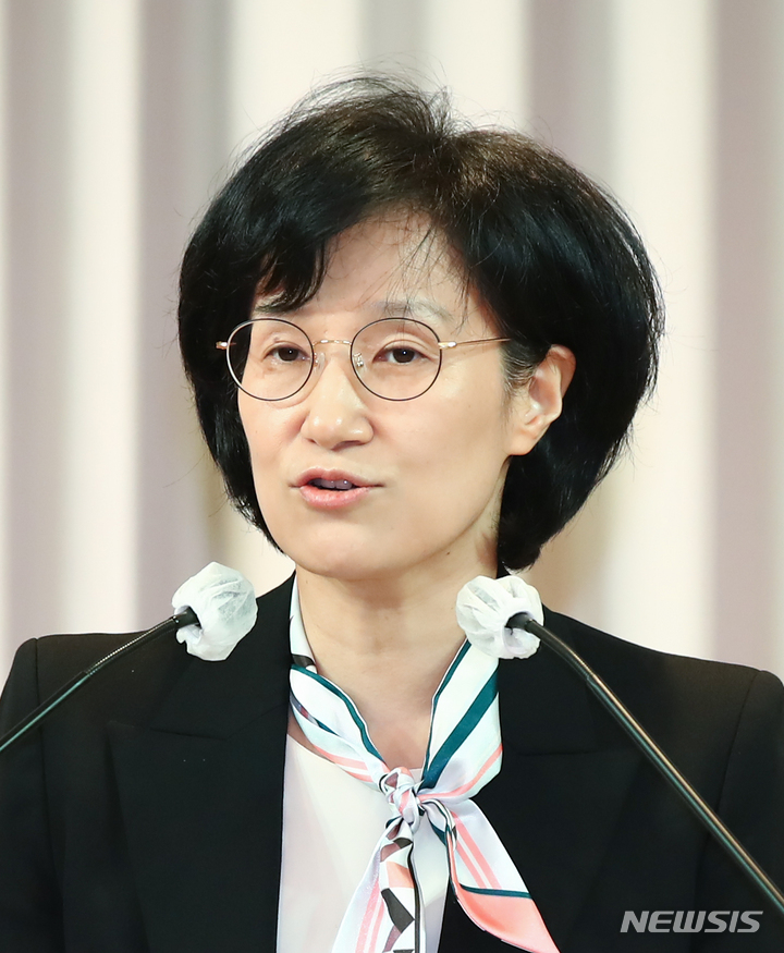 [서울=뉴시스] 홍효식 기자 = 지난 2021년 10월13일 서울 용산구 국방컨벤션센터에서 열린 ‘민관군 합동위원회 대국민보고 및 해단식’에서 성폭력 예방 및 피해자보호개선 분과위원장인 원민경 법무법인 원 변호사가 분과별 주요 성과를 발표하고 있다. (공동취재사진) 2021.10.13. photo@newsis.com