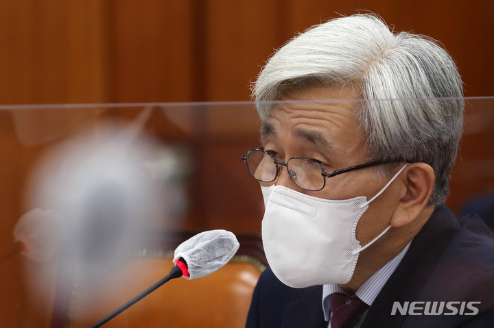 [서울=뉴시스] 전신 기자 = 정해구 경제인문사회연구회 이사장. (공동취재사진) 2021.10.13. photo@newsis.com