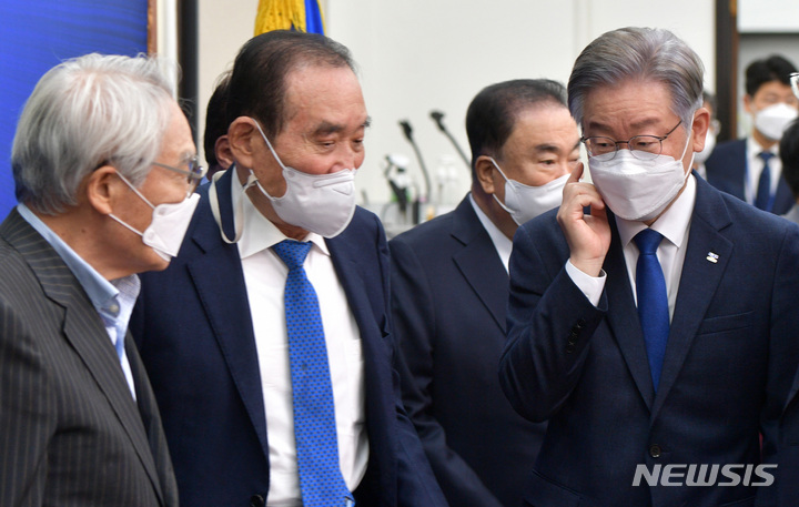 [서울=뉴시스] 전신 기자 =더불어민주당 대선후보인 이재명 경기도지사가 13일 서울 여의도 국회에서 열린 대통령후보-당대표-상임고문단 간담회에 참석하고 있다. (공동취재사진) 2021.10.13. photo@newsis.com