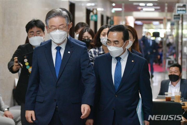 [서울=뉴시스] 전신 기자 =더불어민주당 대선후보인 이재명 경기도지사가 13일 서울 여의도 국회에서 열린 대통령후보-당대표-상임고문단 간담회에 참석하고 있다. (공동취재사진) 2021.10.13. photo@newsis.com