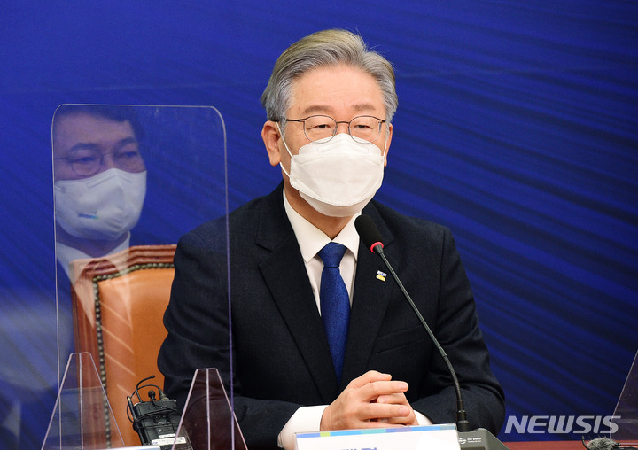 [서울=뉴시스] 전신 기자 = 더불어민주당 대선후보인 이재명 경기도지사가 13일 서울 여의도 국회에서 열린 대통령후보-당대표-상임고문단 간담회에서 발언하고 있다. (공동취재사진) 2021.10.13. photo@newsis.com