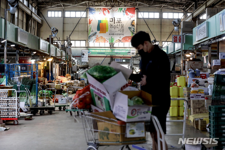 [서울=뉴시스] 김병문 기자 = 13일 오후 서울 마포농수산물시장에서 상인들이 분주하게 영업을 준비하고 있다. 코로나19 집단감염으로 일시 폐쇄됐던 마포농수산물시장은 이날 영업을 재개했다. 2021.10.13. dadazon@newsis.com