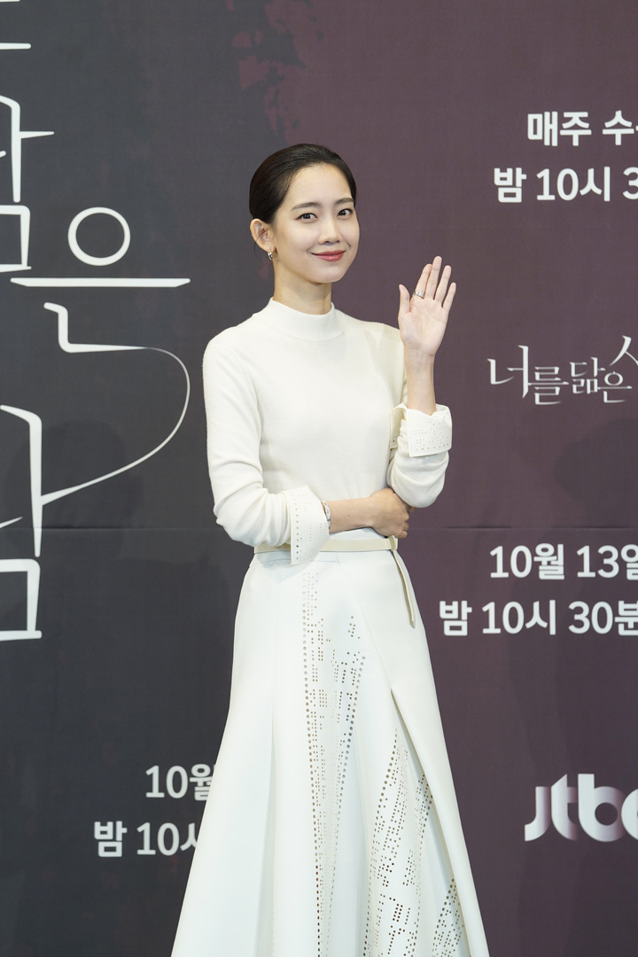 [서울=뉴시스] 박진희 기자 = 배우 신현빈이 13일 JTBC 새 드라마 '너를 닮은 사람' 온라인 제작발표회를 하고 있다. (사진=JTBC 제공) 2021.10.13. photo@newsis.com *재판매 및 DB 금지