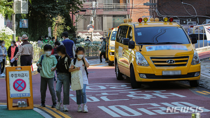 [서울=뉴시스] 권창회 기자 = 지난 13일 오후 서울 시내 한 초등학교에서 어린이들이 하교하고 있다. 서울시는 도로교통법 개정에 따라 오는 21일부터 '어린이보호구역(스쿨존)' 내 모든 도로에서 차량 주·정차가 전면 금지된다고 밝혔다. 2021.10.13. kch0523@newsis.com