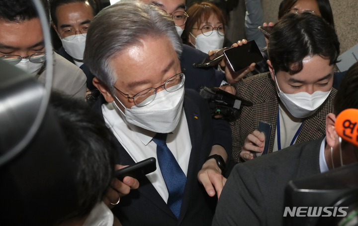 [서울=뉴시스] 전신 기자 = 더불어민주당 대선후보인 이재명 경기도지사가 13일 서울 여의도 국회에서 열린 대통령후보-당대표-상임고문단 간담회를 마친 후 취재진 질문을 받으며 본관을 나서고 있다. (공동취재사진) 2021.10.13. photo@newsis.com