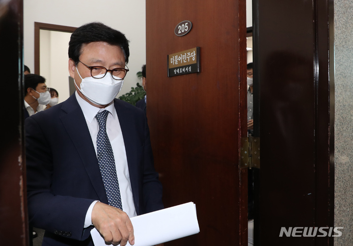 [서울=뉴시스] 최진석 기자 = 13일 오후 국회에서 열린 더불어민주당 당무위원회의가 종료된 후 박광온 의원이 회의실을 나서고 있다. (공동취재사진) 2021.10.13. photo@newsis.com
