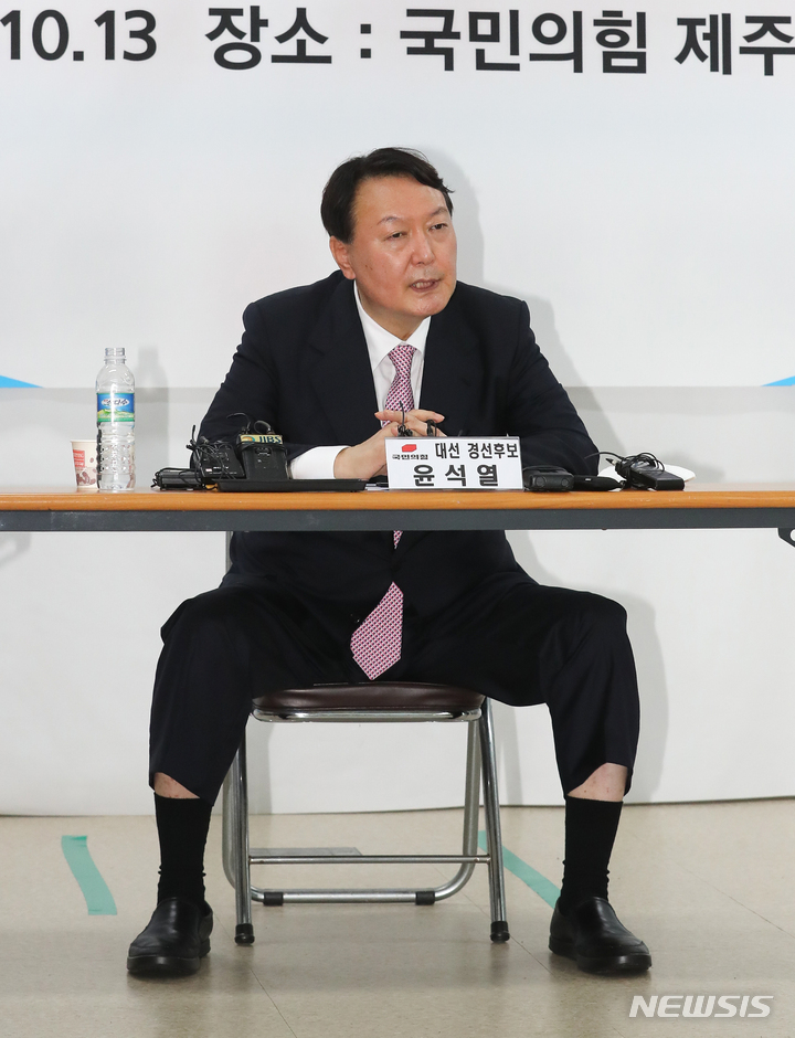 [제주=뉴시스] 우장호 기자 = 국민의힘 윤석열 대선 경선 후보가 13일 오전 제주시 연동에 위치한 국민의힘 도당사에서 기자간담회를 하고 있다. (제주도사진기자회) 2021.10.13. woo1223@newsis.com