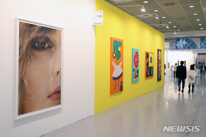 [서울=뉴시스] 박진희 기자 = (사)한국화랑협회와 COEX 주최로 13일 오후 서울 강남구 코엑스에서 열린 ‘Kiaf SEOUL 2021'(제20회 한국국제아트페어) 자료 사진. 2021.10.13. pak7130@newsis.com