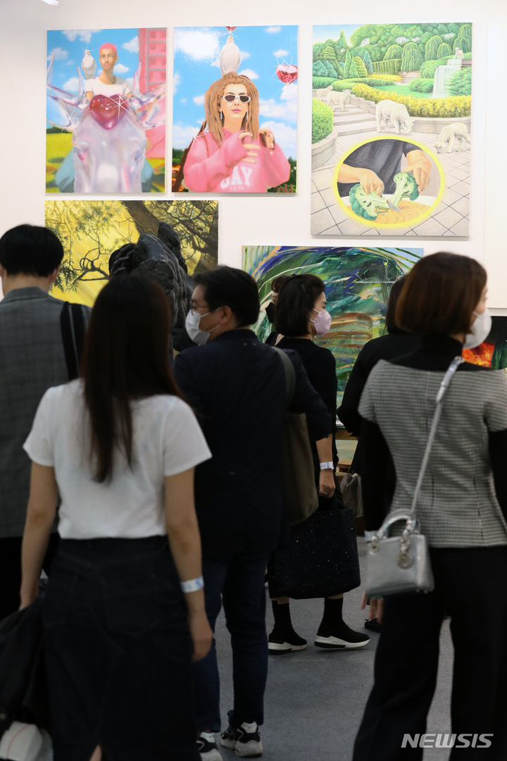 [서울=뉴시스] 박진희 기자 = (사)한국화랑협회와 COEX 주최로 13일 오후 서울 강남구 코엑스에서 열린 ‘Kiaf SEOUL 2021'(제20회 한국국제아트페어) 아라리오갤러리 전시장을 찾은 관람객들이 전시 및 판매 작품을 살펴보고 있다. 2021.10.13. pak7130@newsis.com