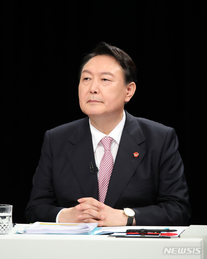 [제주=뉴시스] 우장호 기자 = 윤석열 전 검찰총장이 지난 13일 제주시 도남동 KBS제주방송국에서 열린 합동토론회에 참석해 발언하고 있다. (제주도사진기자회) 2021.10.13. woo1223@newsis.com