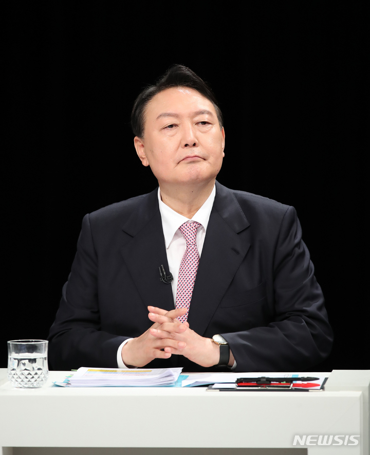 [제주=뉴시스] 우장호 기자 = 국민의힘 윤석열 대선 경선 후보가 13일 오후 제주시 도남동 KBS제주방송국에서 열린 합동토론회에 참석해 발언하고 있다.  (제주도사진기자회) 2021.10.13. woo1223@newsis.com