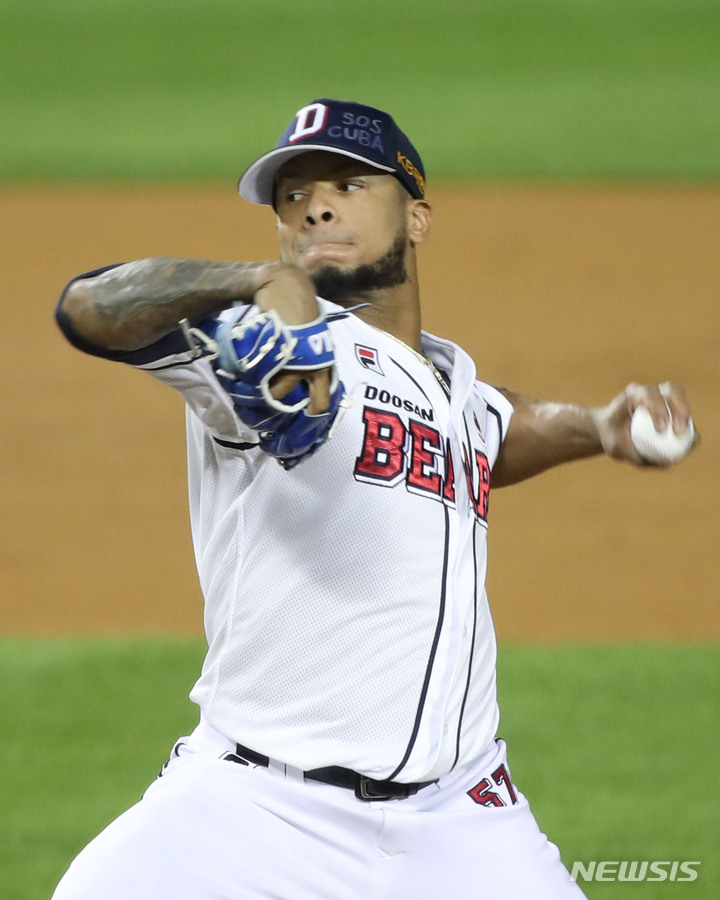 [서울=뉴시스] 고범준 기자 = 13일 오후 서울 송파구 잠실야구장에서 열린 2021 KBO리그 kt wiz와 두산 베어스의 경기, 3회초 두산 미란다가 역투하고 있다. 2021.10.13. bjko@newsis.com