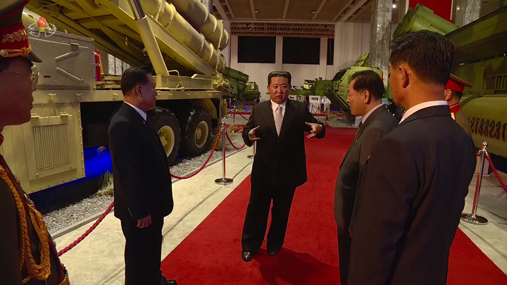 [서울=뉴시스] 북한 조선중앙TV는 지난 11일 평양의 3대혁명전시관에서 김정은 국무위원장이 참석한 가운데 국방발전전람회 '자위-2021'이 열렸다고 13일 보도했다. 2021.10.13. photo@newsis.com *재판매 및 DB 금지