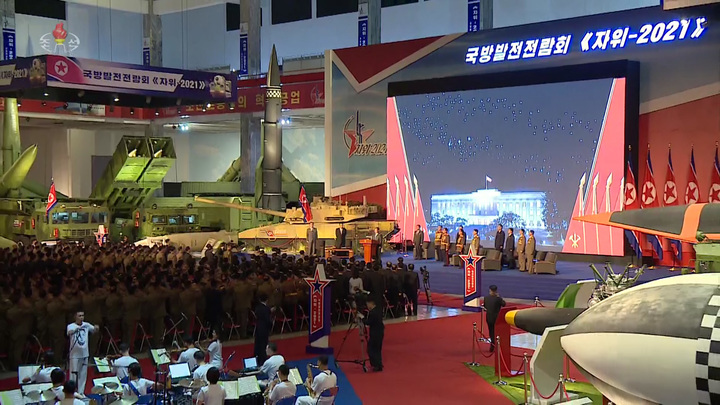 [서울=뉴시스] 북한 조선중앙TV는 지난 11일 평양의 3대혁명전시관에서 김정은 국무위원장이 참석한 가운데 국방발전전람회 '자위-2021'이 열렸다고 13일 보도했다. 2021.10.13. photo@newsis.com *재판매 및 DB 금지