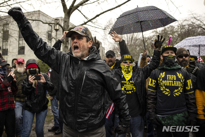 [오리건(미국)=AP/뉴시스]지난 1월 6일 촬영된 트럼프 지지자들이 거리에 나선 모습.2021.10.14.