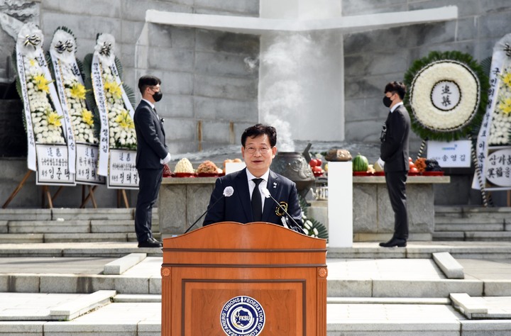 [부산=뉴시스] 송영길 더불어민주당 대표가 14일 부산 영도구 순직선원위령탑에서 열린 '제43회 순직선원 위패봉안 및 합동위령제'에 참석, 추도사를 하고 있다. 전국해상선원노동조합연맹과 7개 선원 관련 단체가 주관하는 순직선원위령제는 매년 음력 9월 9일 중양절에 열린다. 2021.10.14.(사진=전국해상선원노동조합연맹 제공). photo@newsis.com *재판매 및 DB 금지
