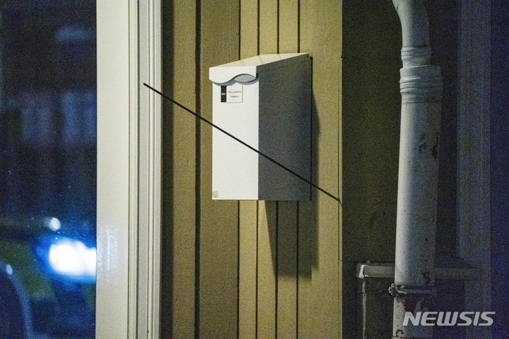 [콩스베르그( 노르웨이)=AP/뉴시스] 노르웨이의 수도 오슬로교외의 콩스베르그 시내의 한 주택 벽에 꽂혀있는 화살.&nbsp; 활과 화살로 사람들을 공격해 사상자 여러 명을 낸 용의자는 경찰에 체포되었다.&nbsp; 