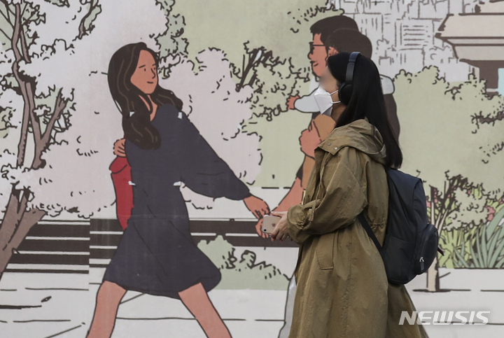 [서울=뉴시스] 정병혁 기자 = 쌀쌀한 날씨가 이어지고 있는 지난 14일 오전 서울 종로구 광화문광장에서 가을옷을 입은 시민들이 이동하고 있다. 2021.10.14. jhope@newsis.com