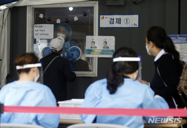 [서울=뉴시스] 고승민 기자 = 지난 14일 서울역 임시선별검사소를 찾은 시민이 검사를 하고 있다. 2021.10.14. kkssmm99@newsis.com