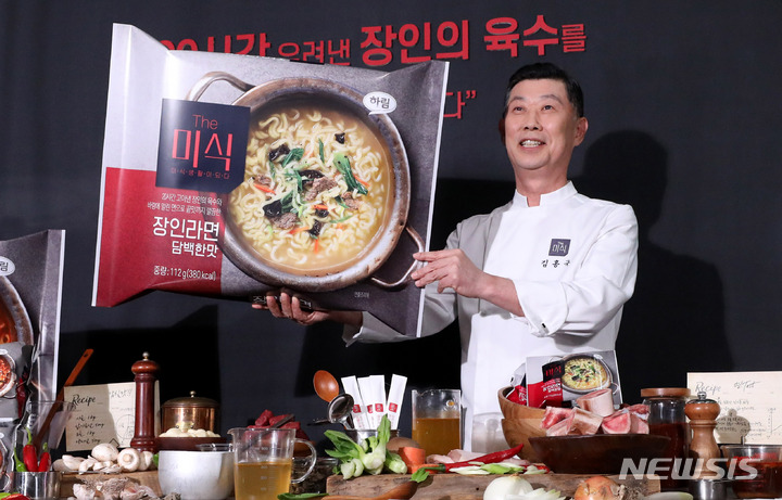 [서울=뉴시스] 추상철 기자 = 김홍국 하림그룹 회장이 14일 오전 서울 강남구 하림타워에서 신개념 육수라면 'The미식 장인라면'을 선보이고 있다. 2021.10.14. scchoo@newsis.com