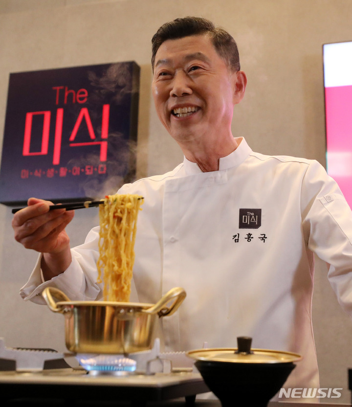 [서울=뉴시스] 추상철 기자 = 김홍국 하림그룹 회장이 14일 오전 서울 강남구 하림타워에서 신개념 육수라면 'The미식 장인라면' 시식회에 참석해 조리 시연을 하고 있다. 2021.10.14. scchoo@newsis.com
