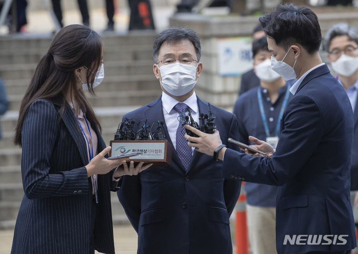 [서울=뉴시스] 홍효식 기자 = 경기 성남시 대장동 개발사업 특혜 의혹의 핵심 인물이자 화천대유의 대주주 김만배씨가 구속 전 피의자심문(영장실질심사)을 받기 위해 14일 오전 서울 서초구 서울중앙지법에 출석해 취재진의 질문에 답변하고 있다. (공동취재사진) 2021.10.14. photo@newsis.com