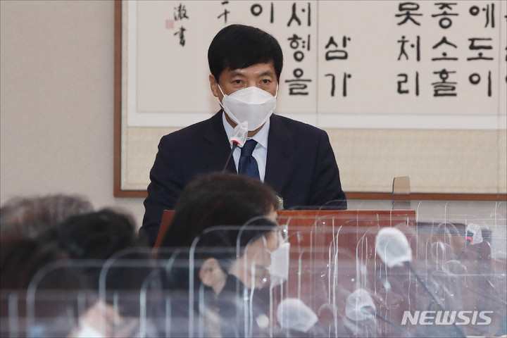 [서울=뉴시스] 전신 기자 = 이성윤 서울고검장이 지난 10월14일 서울 여의도 국회에서 열린 법제사법위원회의 서울고등검찰청, 수원고등검찰청 등에 대한 국정감사에서 업무보고하고 있다. (공동취재사진) 2021.10.14. photo@newsis.com
